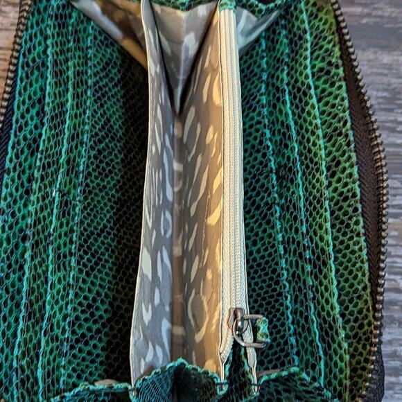 Aimee Kestenberg Green Snakeskin Wallet/Card Holder Zip Closure - Picture 3 of 3